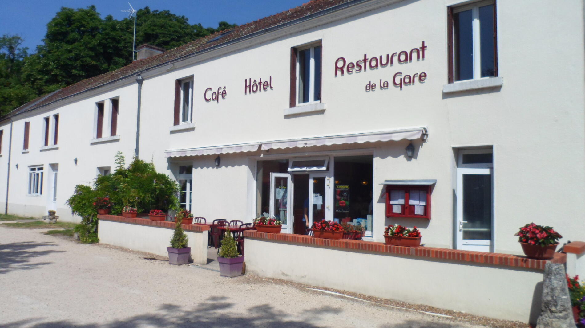 faade_restaurant_de_la_gare_onzain.JPG