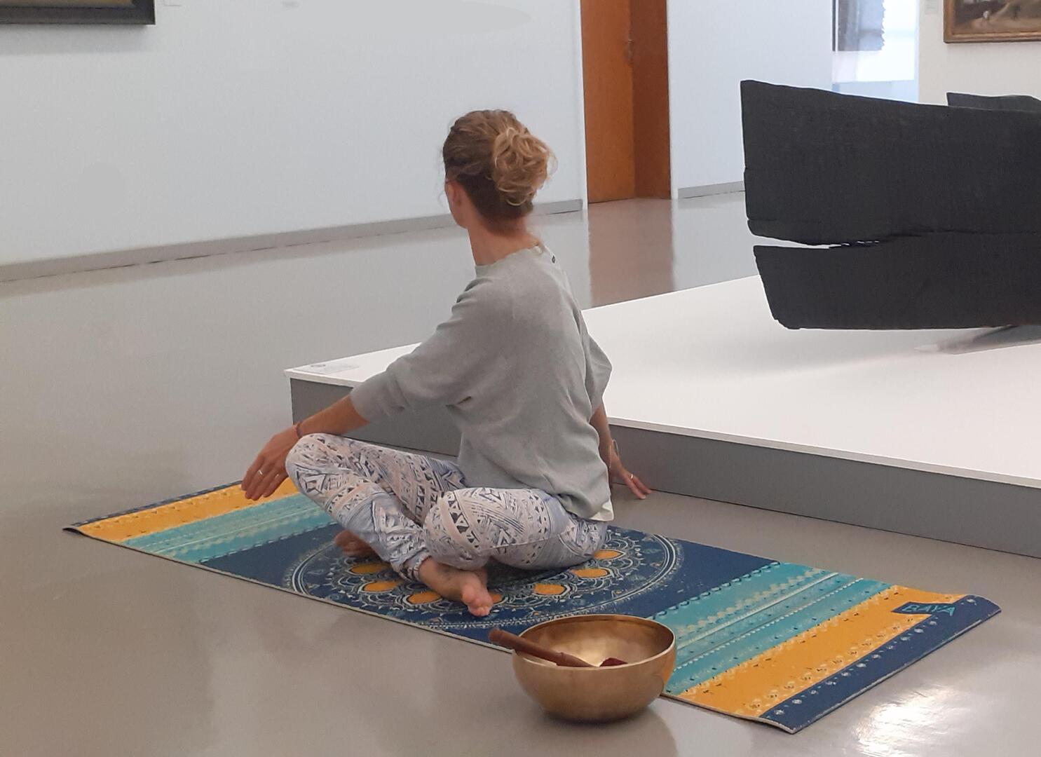 64df79b472e7e56c575cc5a7Yoga au musée - format carré.jpg