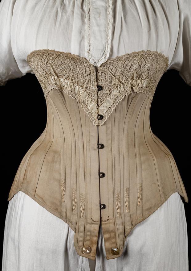 5c7cf69172e7e522581bd364Musée-Cité-Dentelle-Mode-Calais-Collection-Lingerie-Corset.jpg