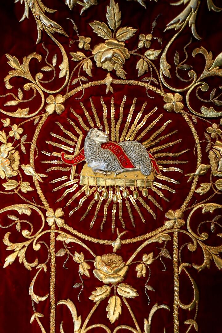 L'Agneau de Dieu, Détail d'une chasuble, broderie aux fils d'or et d'argent sur soie rouge (c)musée de la Chartreuse.jpg