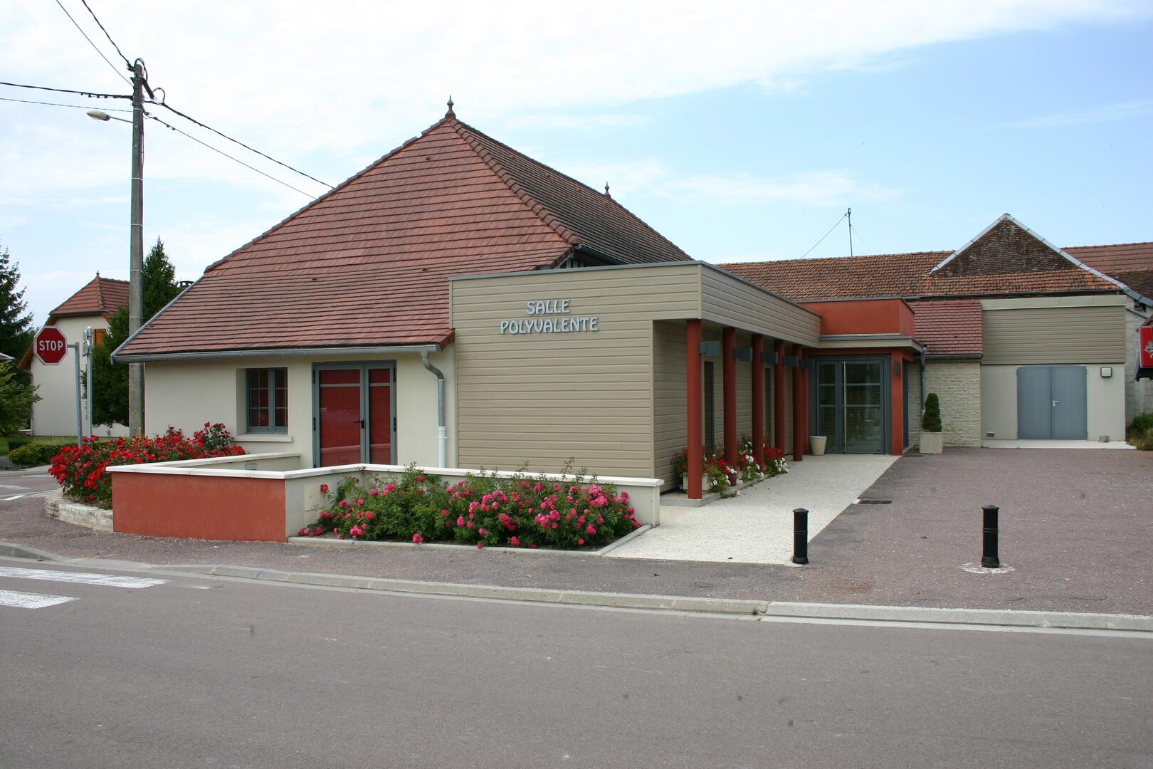 Salle des fêtes-Villechétif.JPG