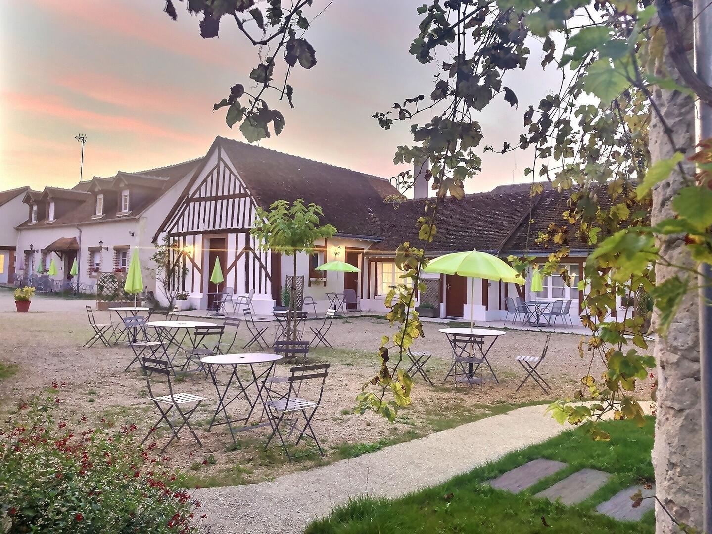 Cour interieure Hotel du Cygne Bracieux Chambord Cheverny Blois.jpg