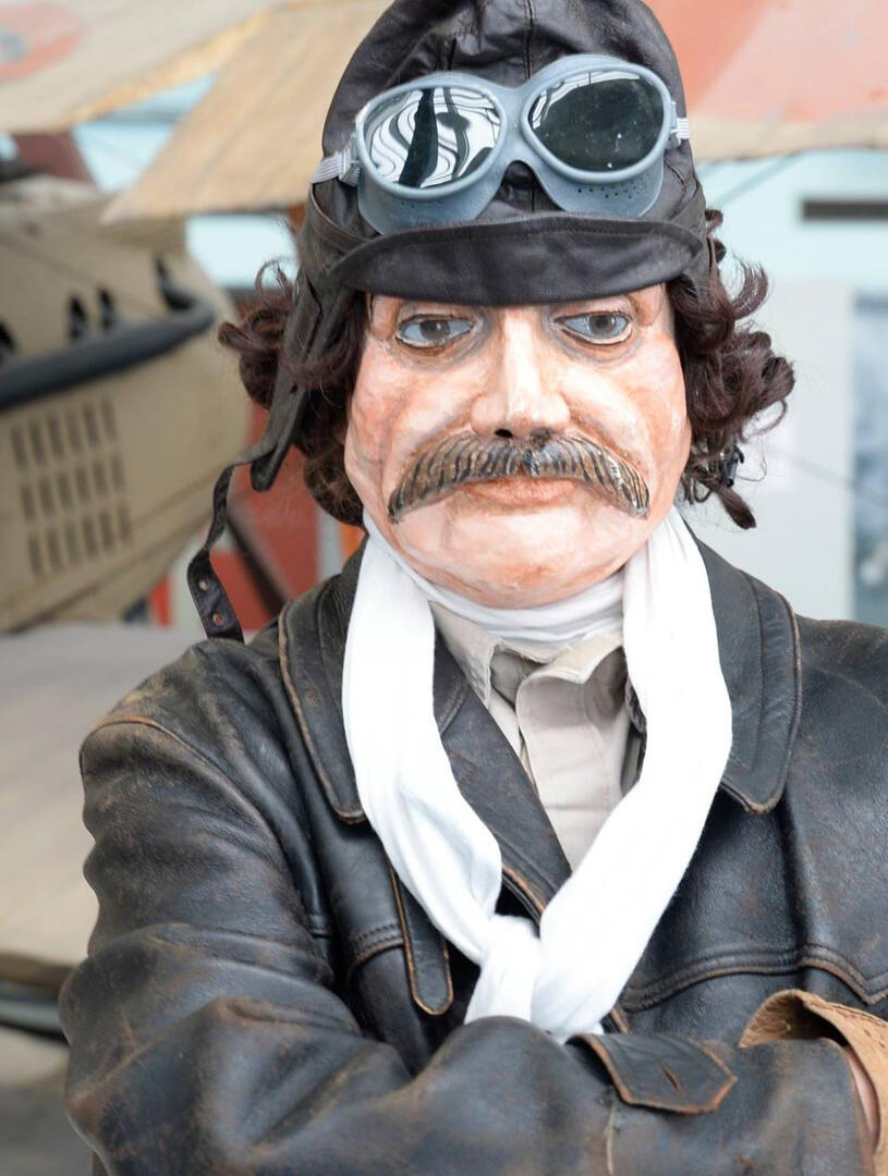 leonard devant le vieux charles musee bourget.jpg