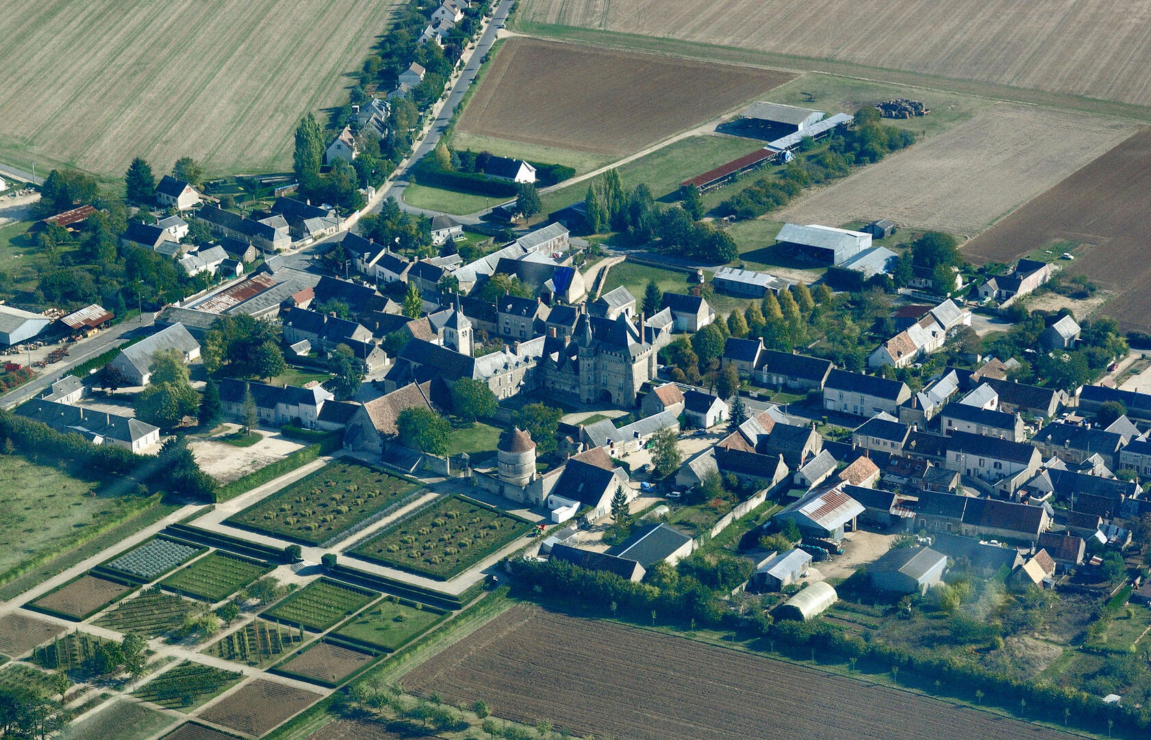 Talcy_castle,_aerial_view.jpg