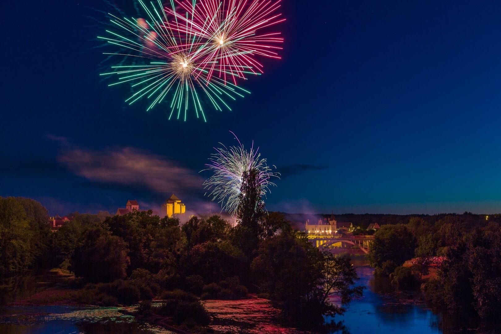 Feu_d_artifice_14_juillet_La_Roche_Posay_BD ©Guillaume_Hareux_Office_de_Tourisme_et_du_Thermalisme_La_Roche_Posay.jpg