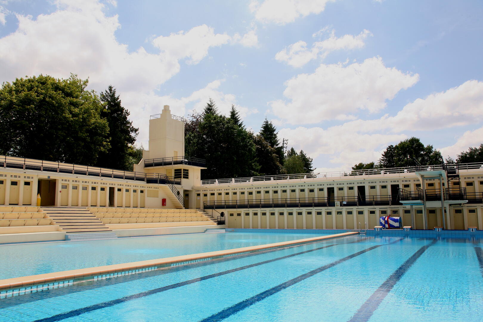 Piscine Art déco s'affiche - Copyright Ville de Bruay-La-Buissière.jpg
