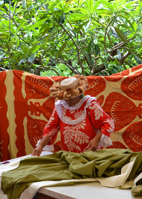 Mama artisane tifaifai à Papeete © Tahiti Tourisme.jpg