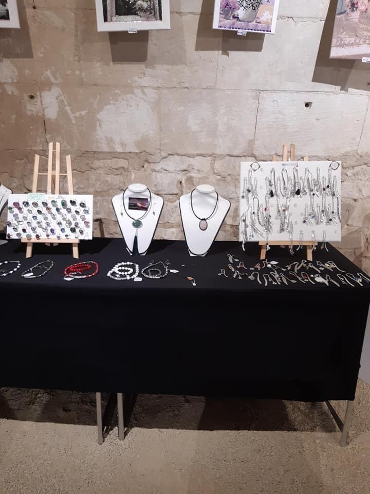 Exposition_vente_bijoux_Patricia_Mathieu_La_Roche_Posay.jpg