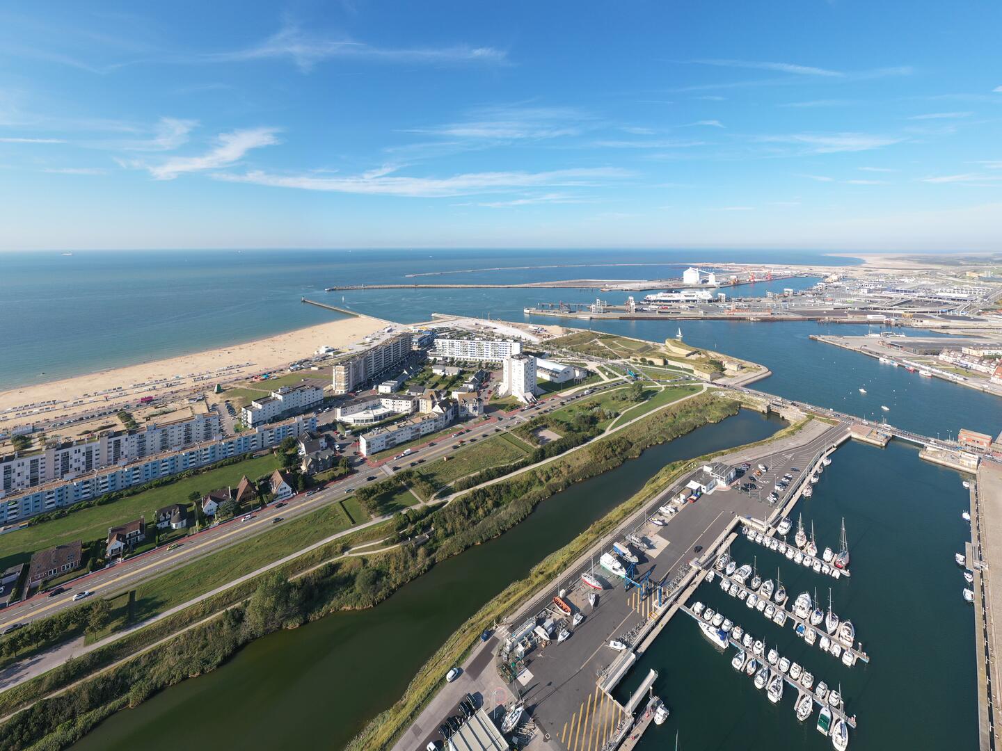 vue aérienne port et plage de Calais (3).JPG