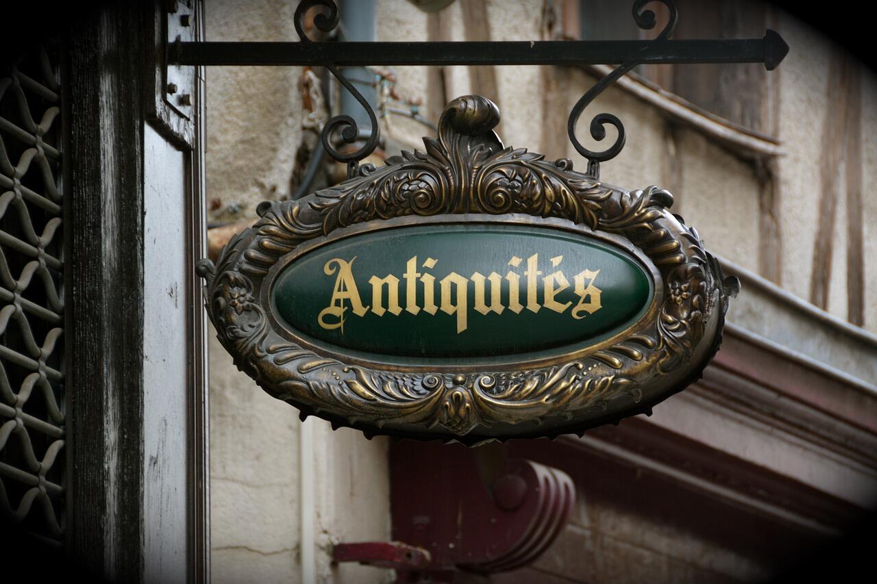 antiques-g8f1e5c2b9_1280©Annabel_P_Pixabay.jpg