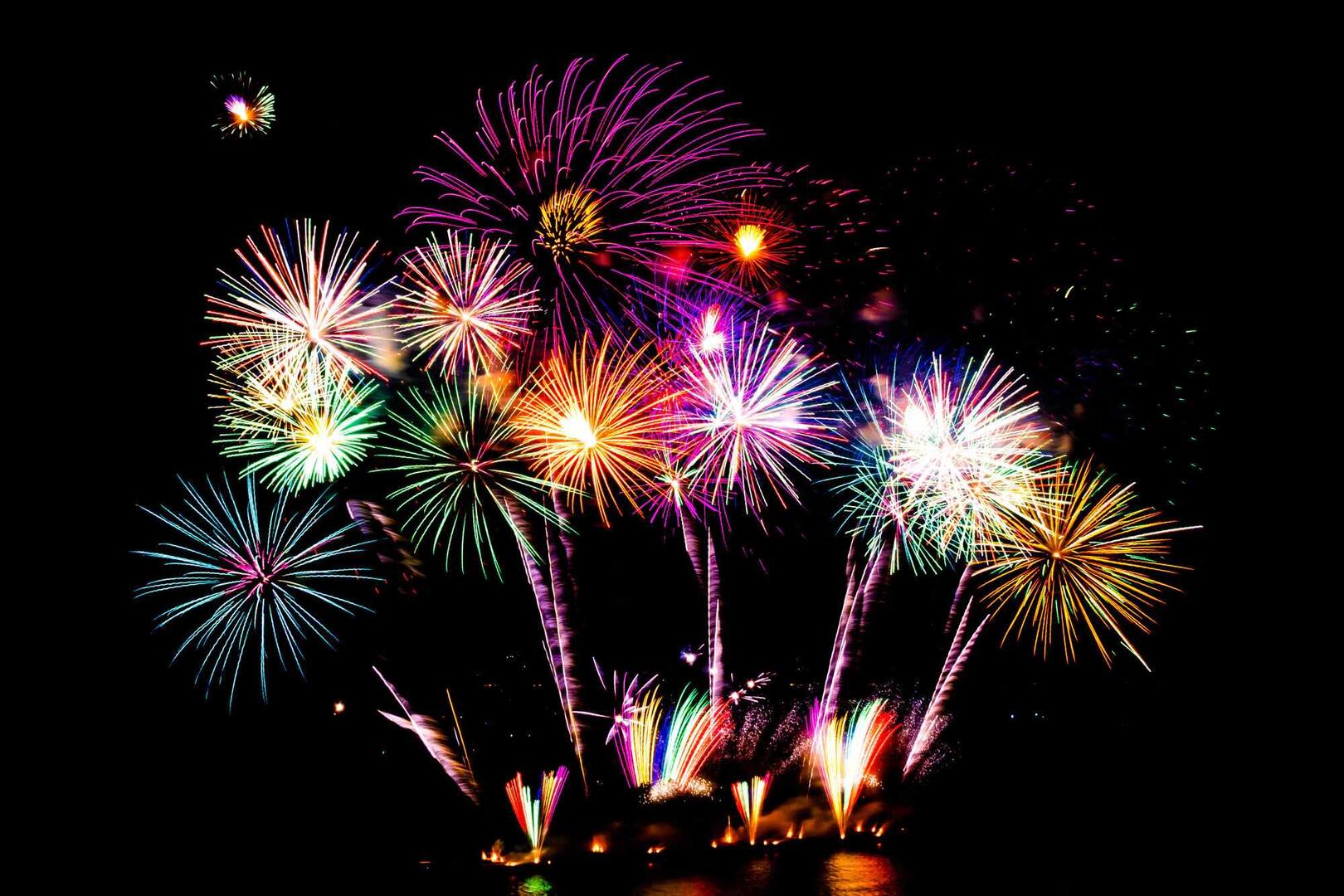 beau-feu-artifice-ciel-noir_74190-1062.jpg