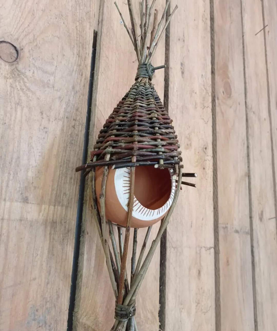 Mangeoire_oiseaux_poterie_&_vannrie.jpg