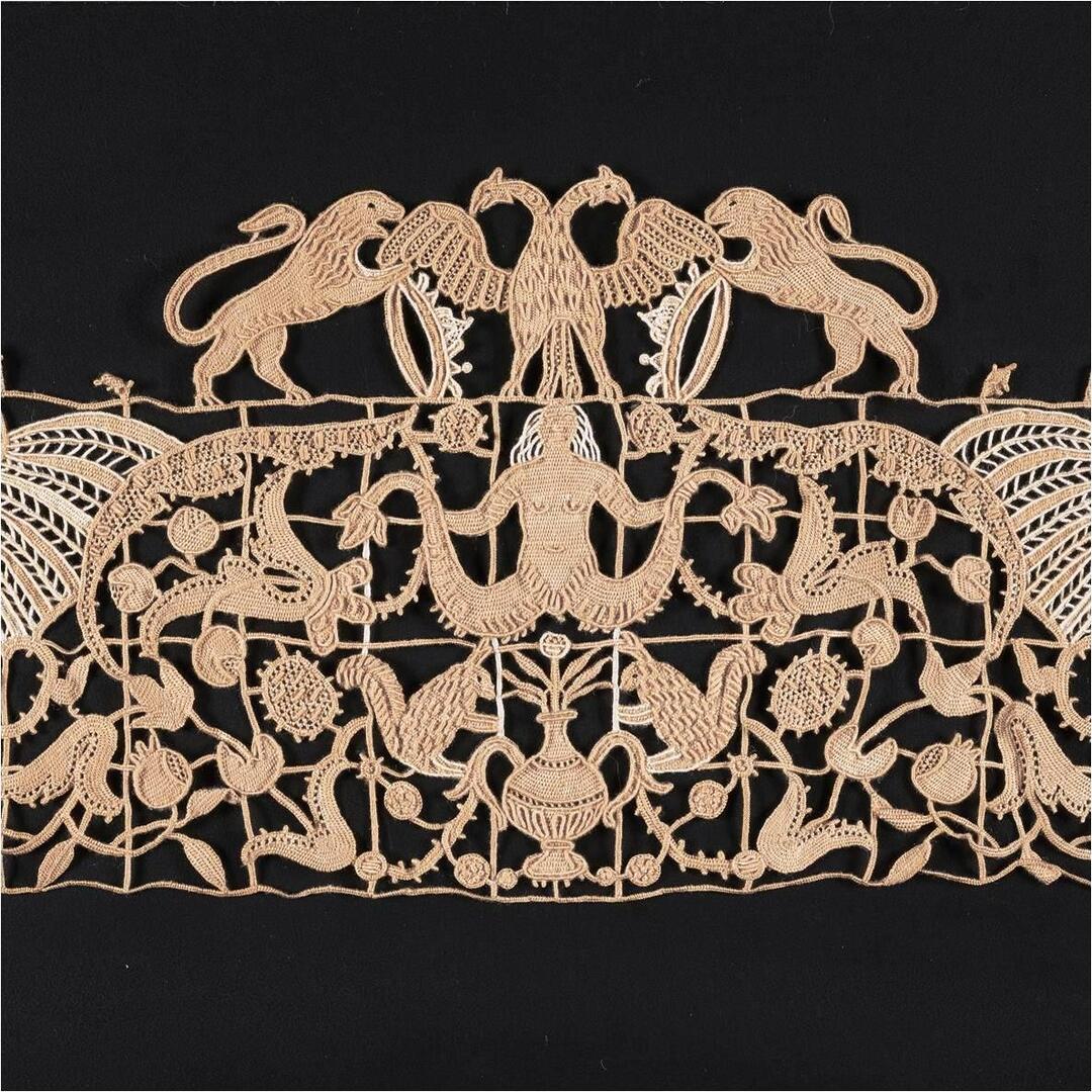 Volant de dentelle main en lin aux armoiries de Margarita Gonzagua d'Este. Atelier AEMILIA ARS, Italie, début 20e s.jpg