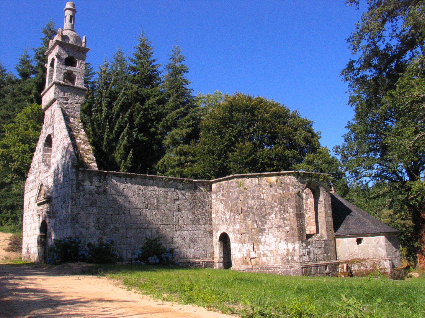 Vestiges_Chapelle_Trinite_Lanvenegen.JPG