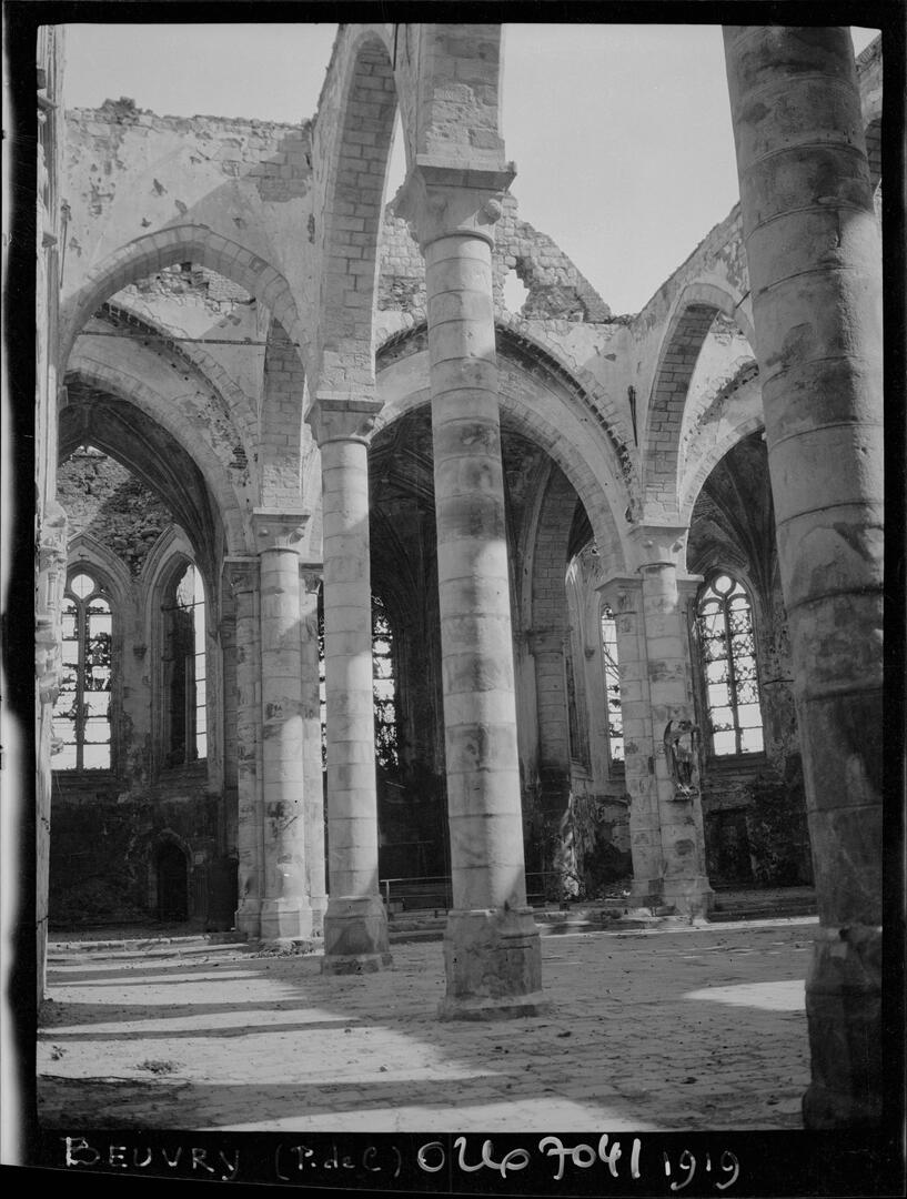 Eglise Saint-Martin nef détériorée en 1919 - Copyright Min de la Culture mediatheque de l'architecture et de la memoire.jpg