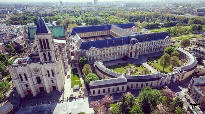 Vue du ciel de la basilique-cathédrale et la maison d'éducation de la Légion d'honneur