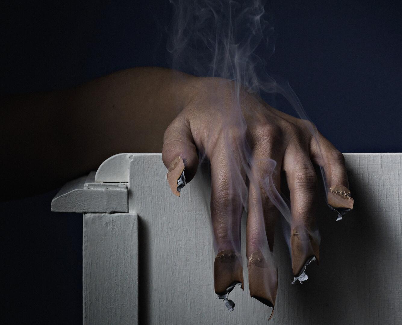 Serie-Ceremonie-de-remise-du-de-dor-photographie-main-et-ongles-impression-encollee-sur-aluminium-et-encadree-50x37.5-cm-2009versionreduite-scaled.jpg