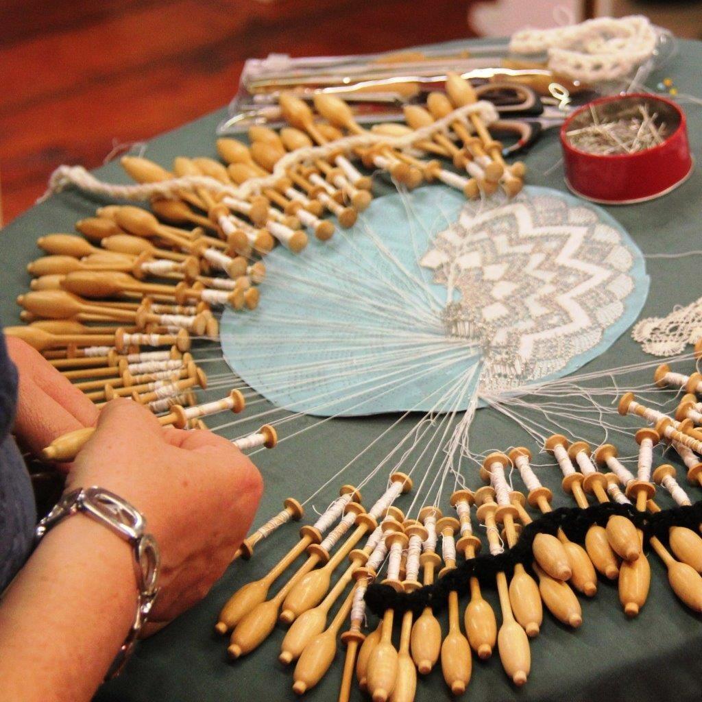 Atelier dentelle à la main_Cité de la dentelle et de la mode de Calais.jpg