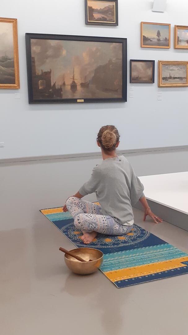 63778b9272e7e5cc7ca6f2d0Yoga au musée.jpg