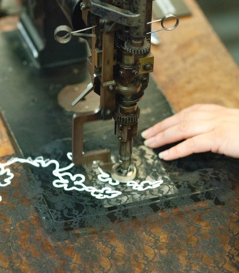 63c95c6872e7e55e73204050Rebrodage de dentelle de Calais-Caudry à la Cité de la dentelle et de la mode de Calais 2023.jpg