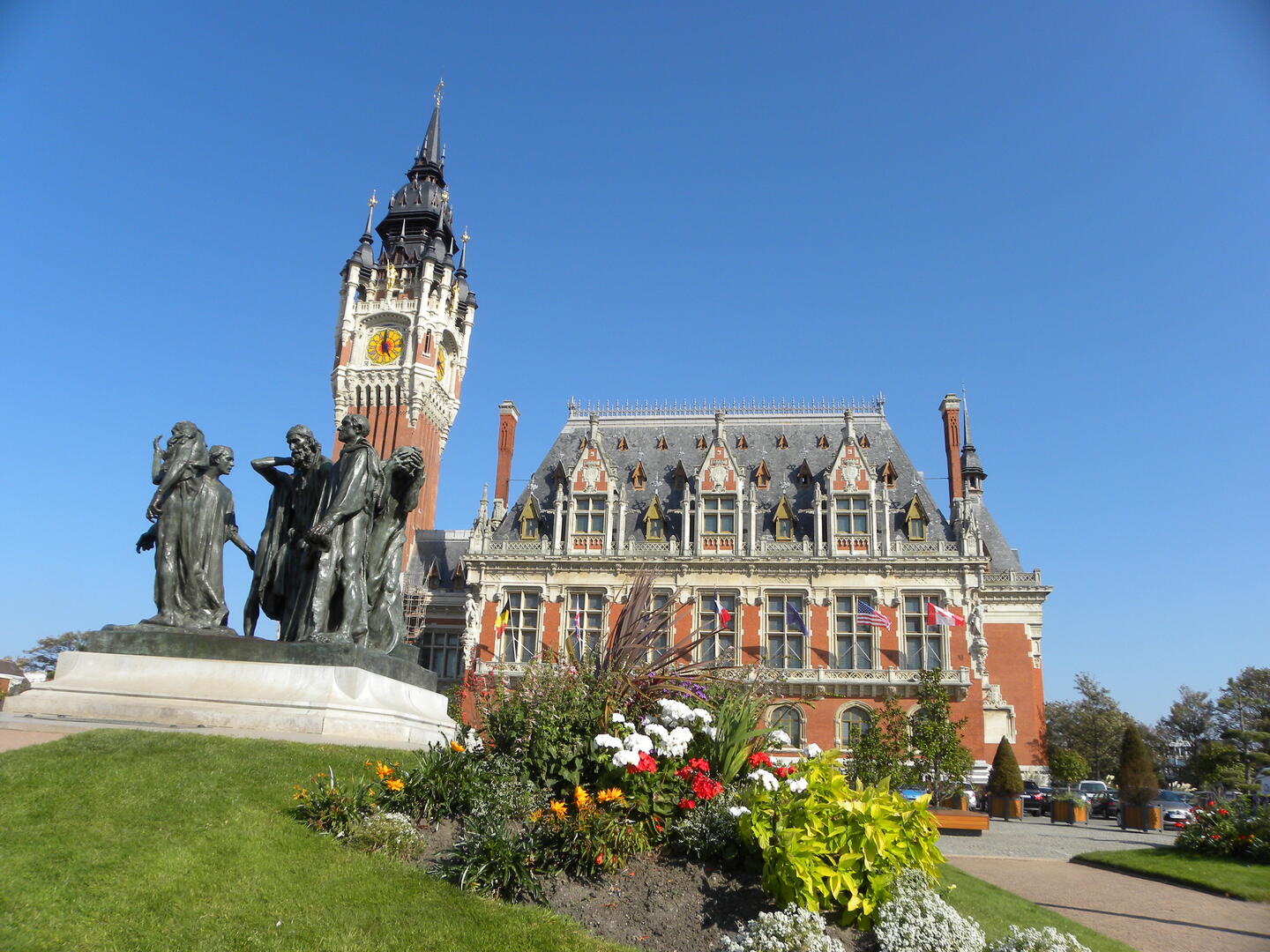 Beffroi de Calais et statue Bourgeois de Calais Photo Office de Tourisme Calais Cote d'Opale.jpg