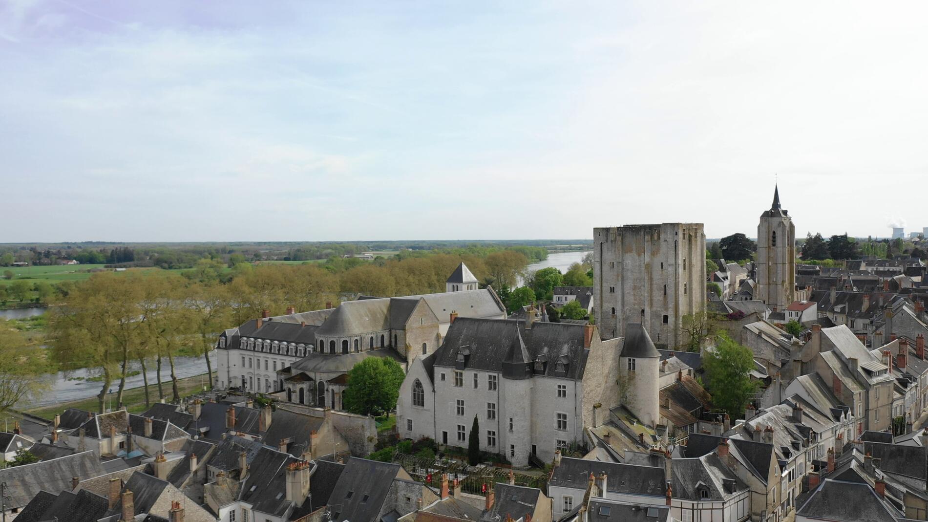 Vu aérienne du château ©️ Château de Beaugency.jpg