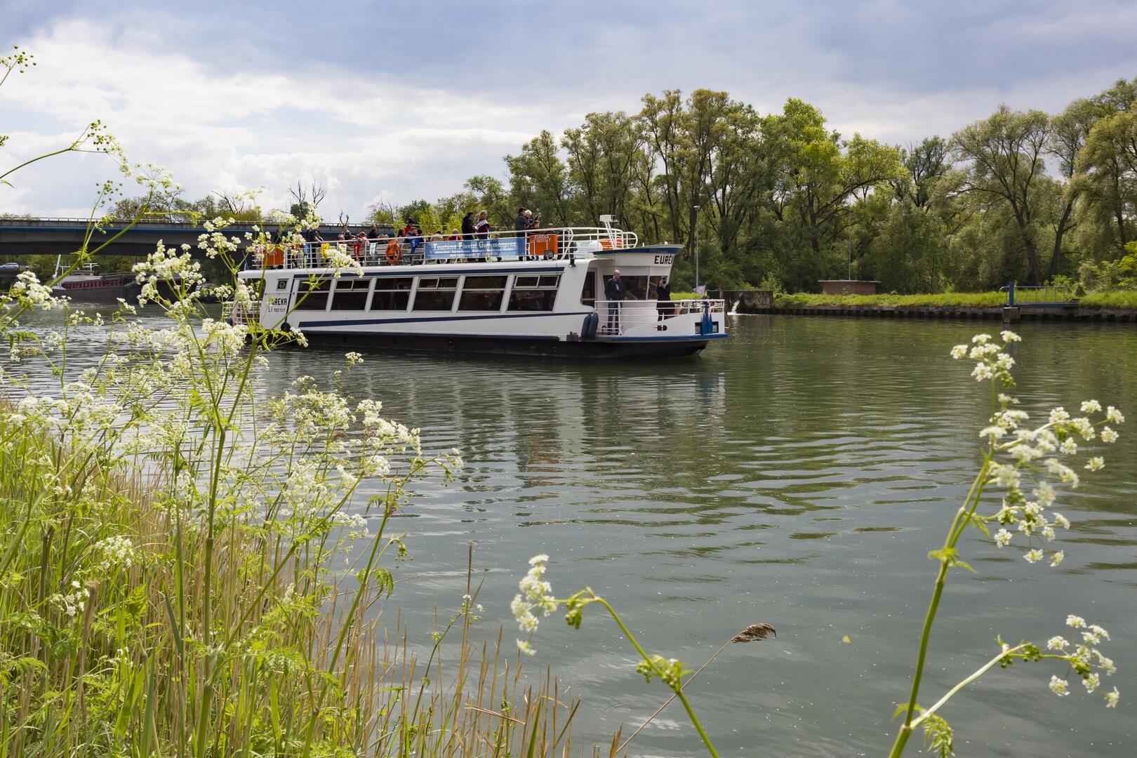 Croisières du Douaisis-bateau-peniche-batellerie-3-Douai- Douaisis-Nord-France (c) AD Langlet.jpg