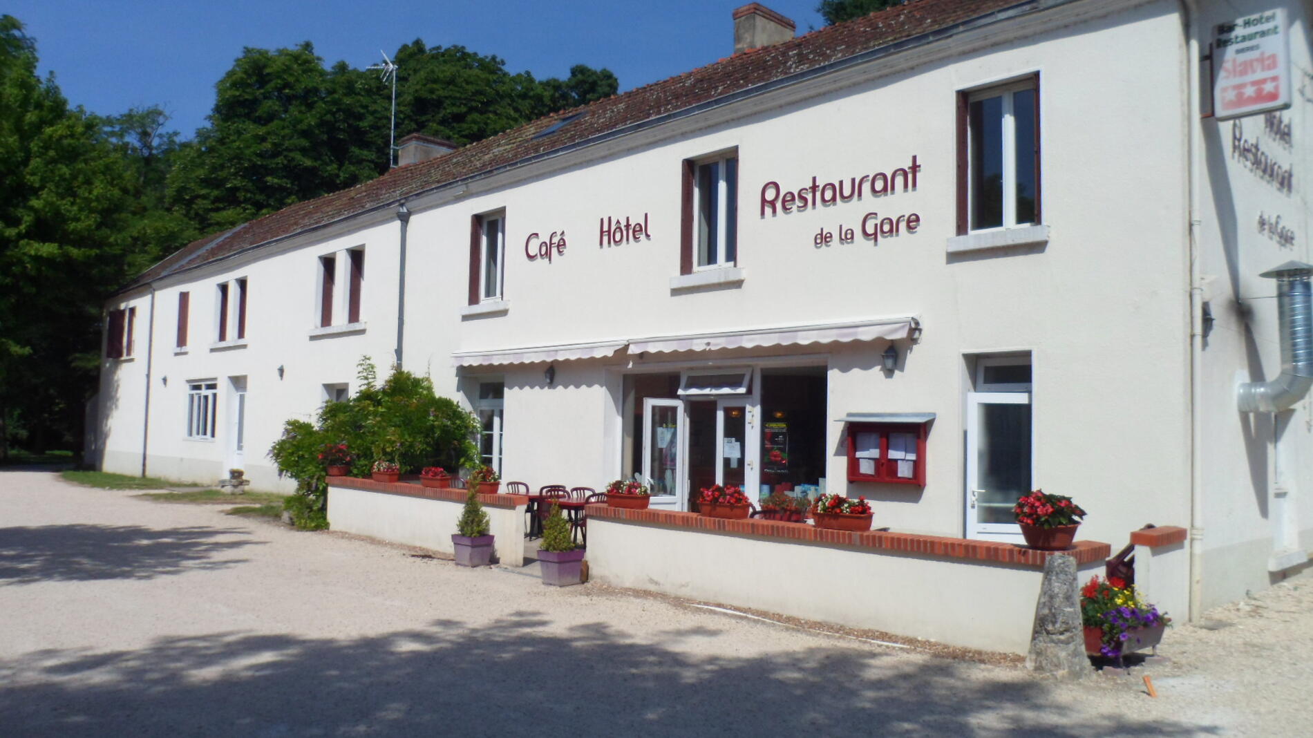 photo_faade_hte_restaurant_gare_onzain.JPG