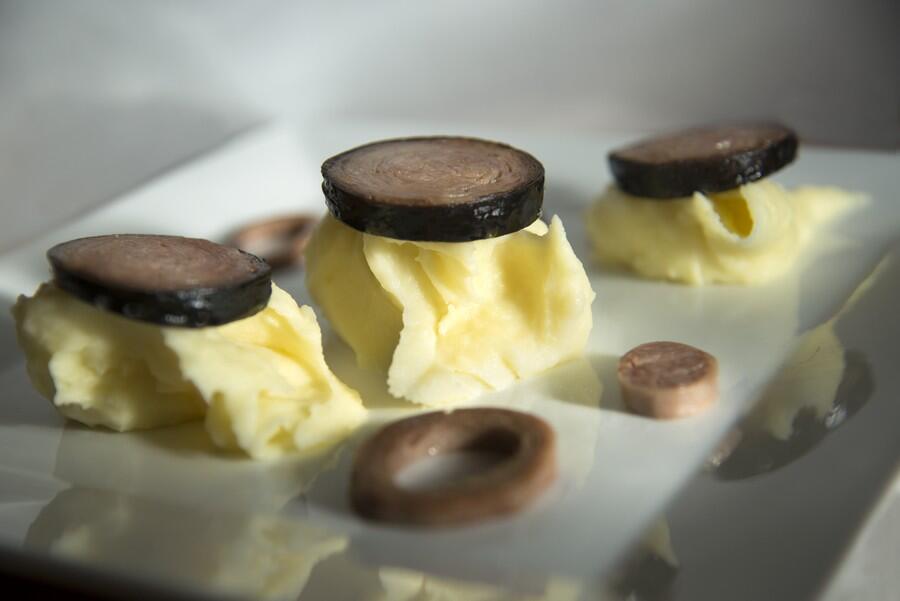andouille+gu+®men+®+-+reportage+herv+®+ronn+®+(1).jpg