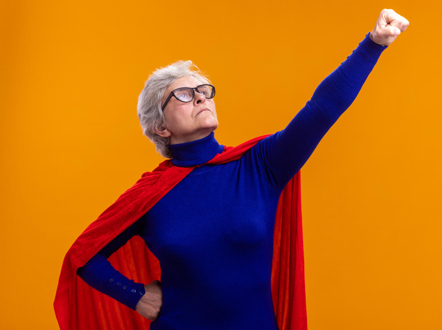 super-heros-femme-senior-lunettes-portant-cape-rouge-levant-geste-du-gagnant-main-prete-aider-se-battre.jpg