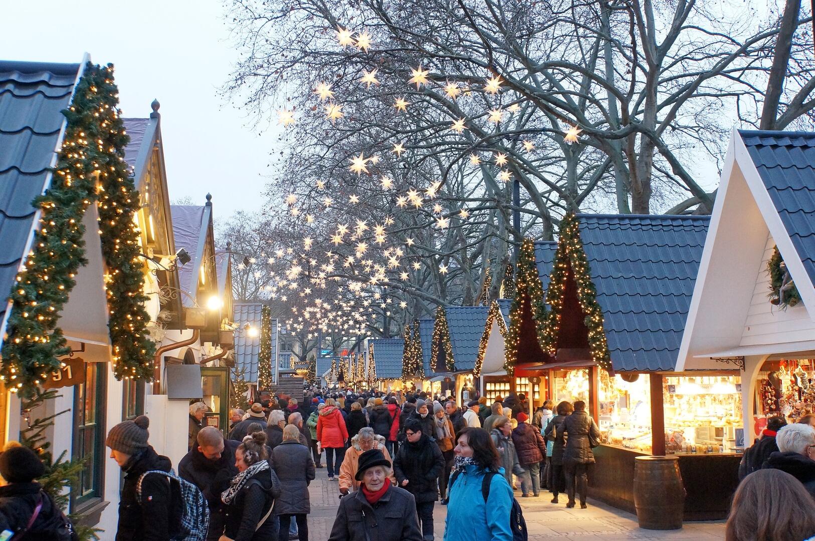 christmas-market-1060516_1920.jpg
