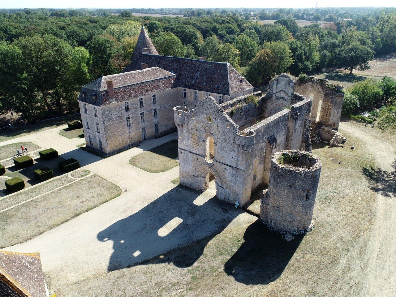 Abbaye de la Réau vue drone - Saint Martin l'Ars ©Momentum Productions (2).jpg