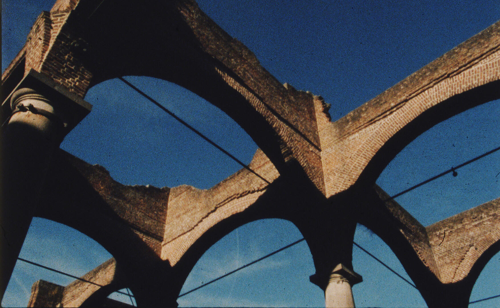 MACS_Comme le mur qui attend le lierre_Fiona Tan, Ruins, 2020, courtesy Frith Street Gallery-2.jpg