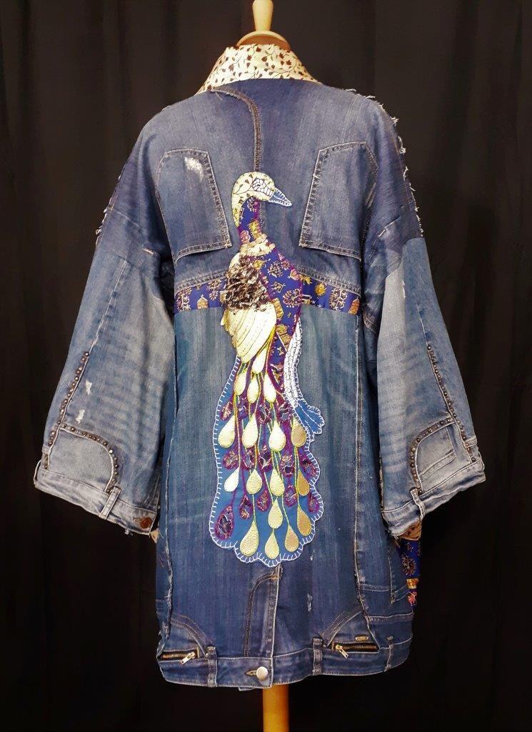 6225e1d072e7e5a45781c4f8Atelier upcycling par Peggy Charles pour la Cité de la dentelle et de la mode de Calais.jpg