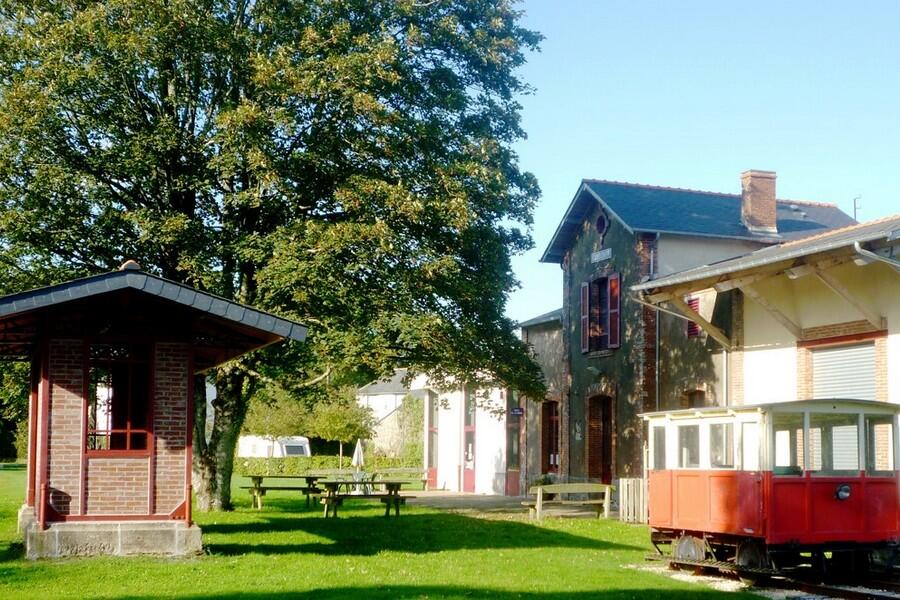 Gare de Guiscriff avec Draisine et Abri de quai (Copier).JPG