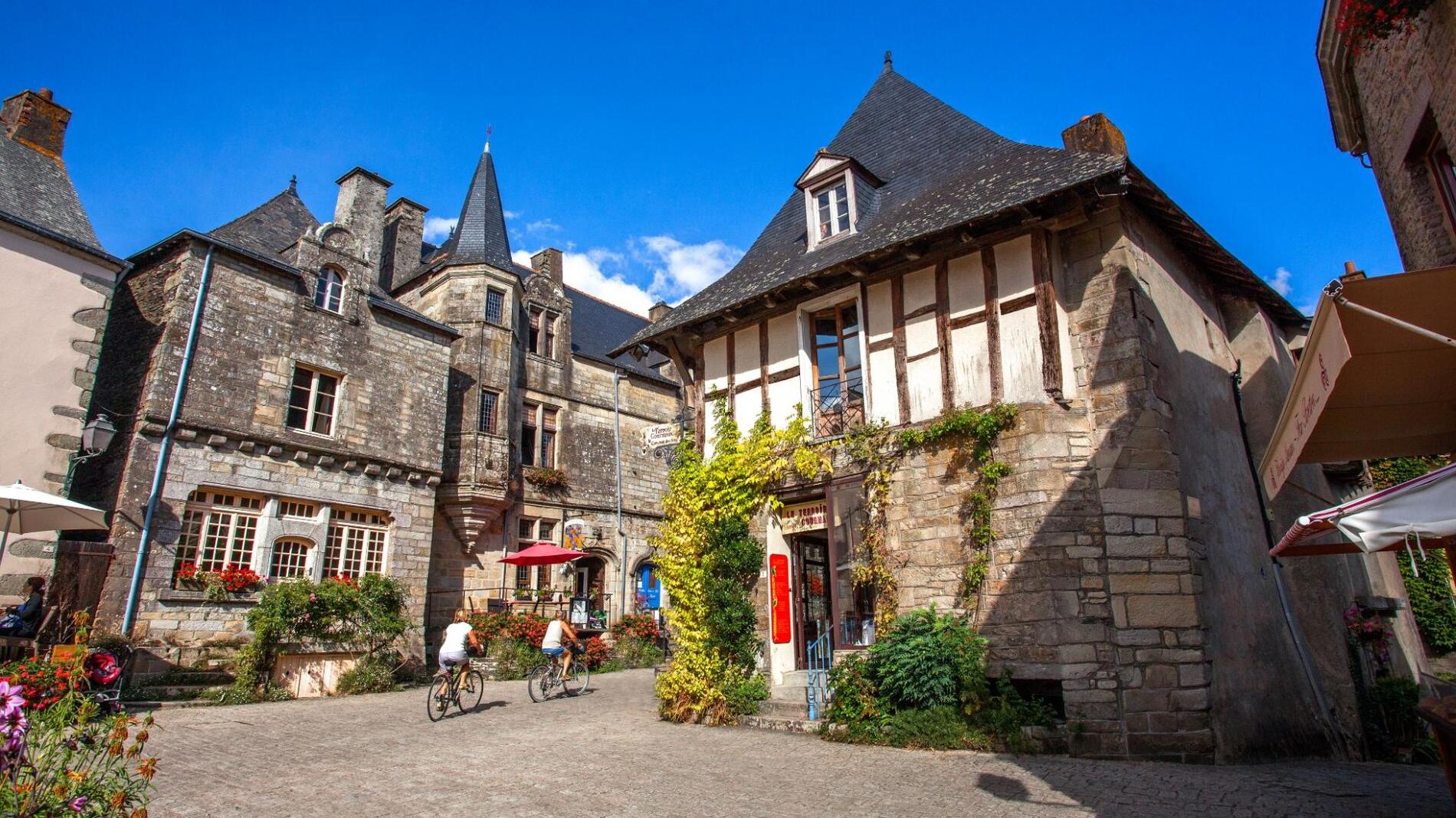 place-du-puits-rochefort-en-terre-1920x1080.jpg