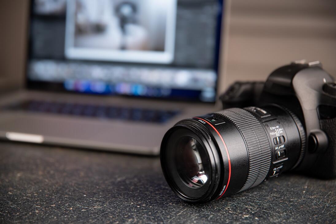 professional-camera-on-blurred.jpg