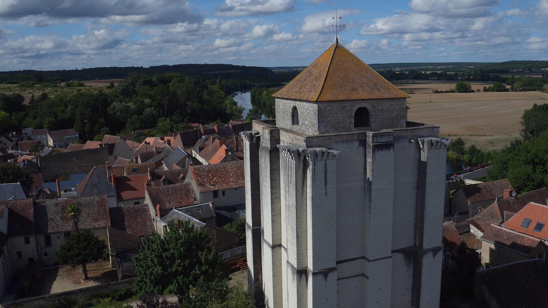 Donjon_cite_medievale_La_Roche_Posay.jpg