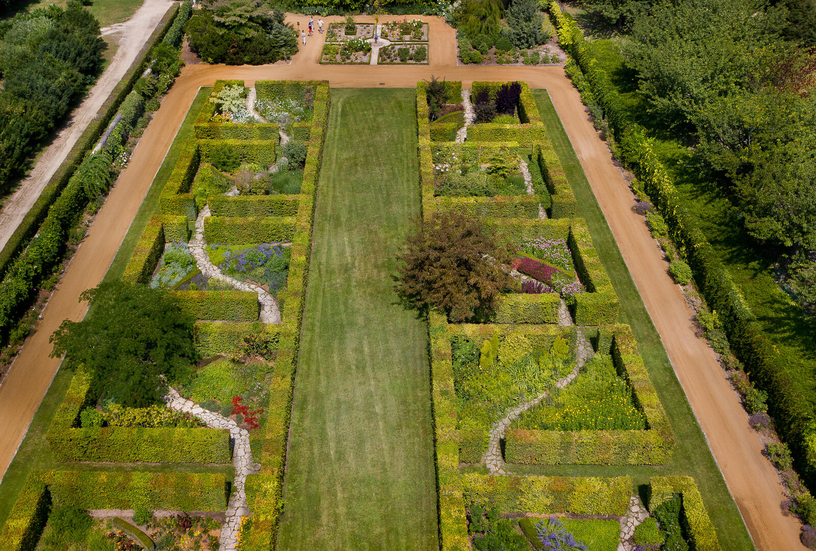 Le-jardin-des-portaits-de-Beauregard.jpg