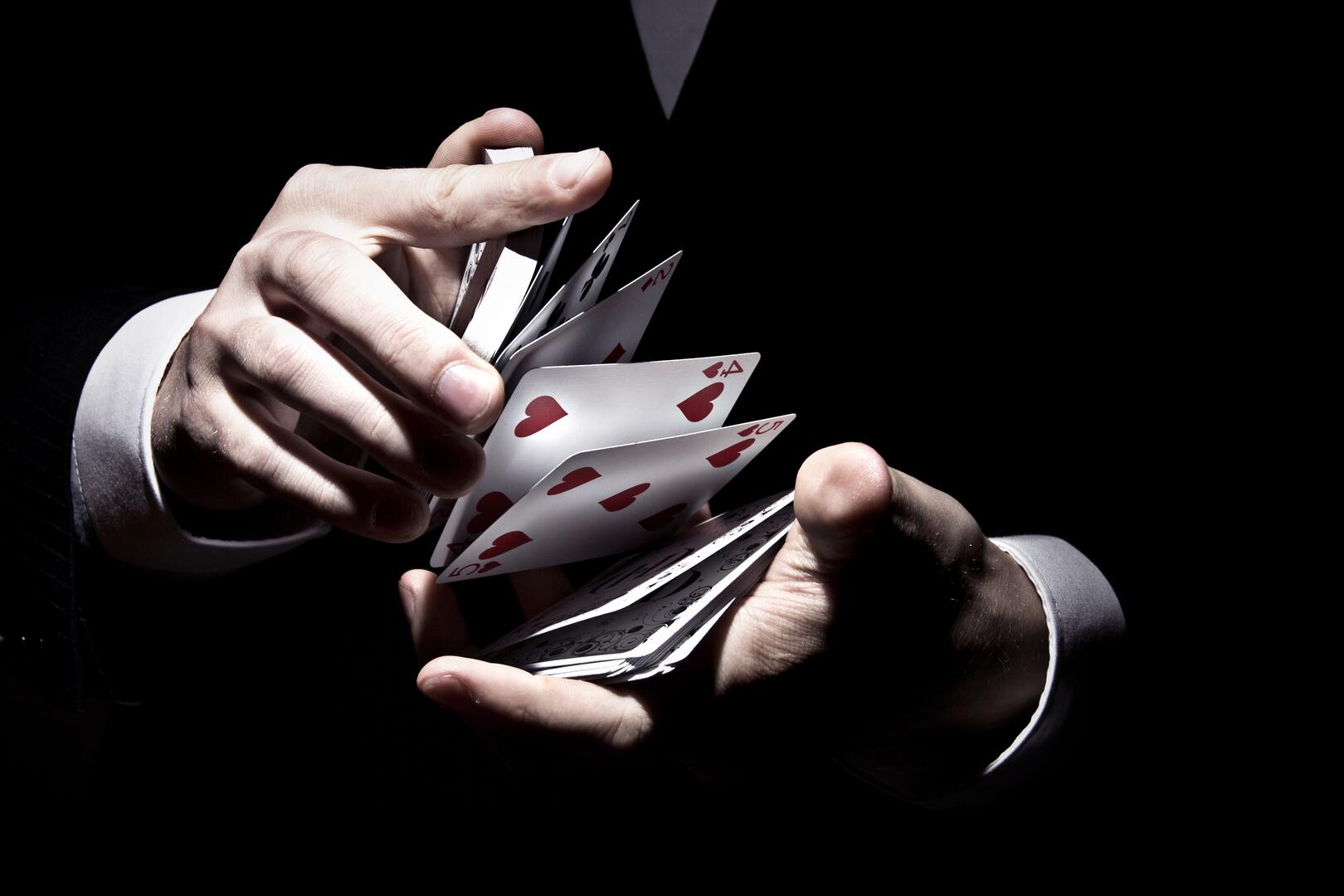 magicien-melangeant-cartes-maniere-cool-sous-projecteurs.jpg