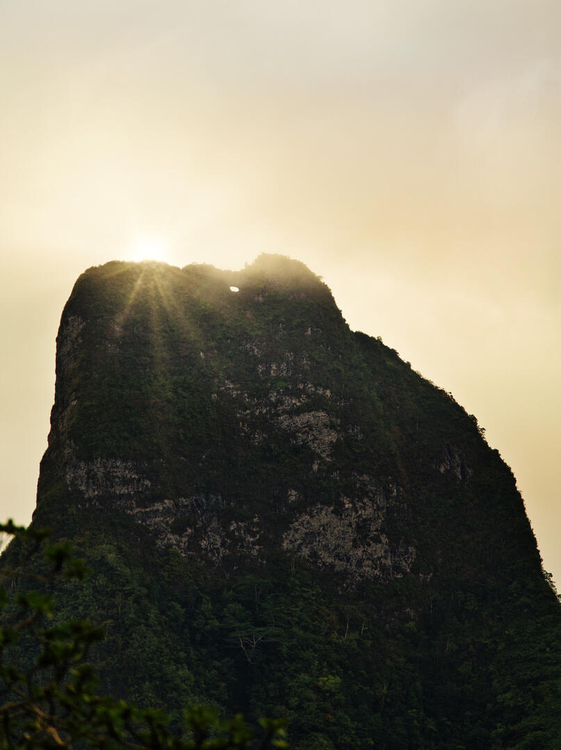 Moorea Moua Puta montagne percée 2 - Tahiti Tourisme - © Kristiyan Markov.jpeg