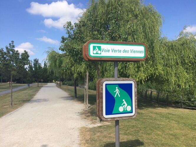 vélo voie des viennes panneau.JPG