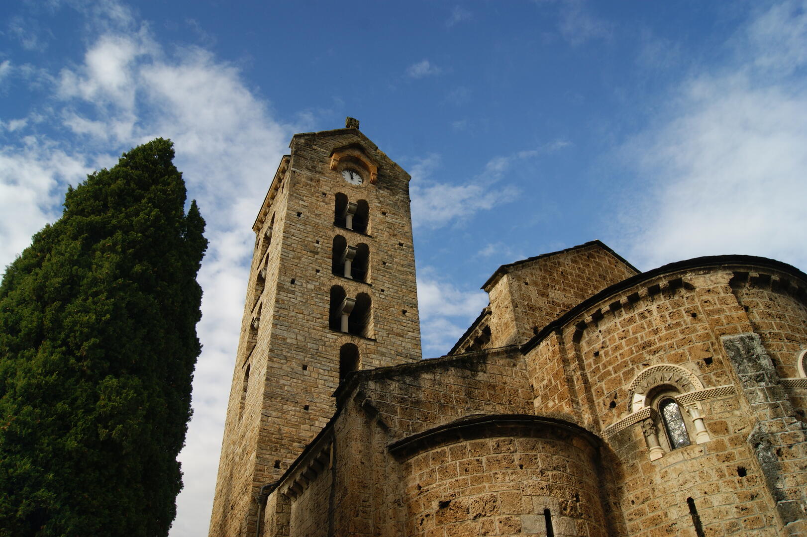 Eglise romane de Unac.jpg