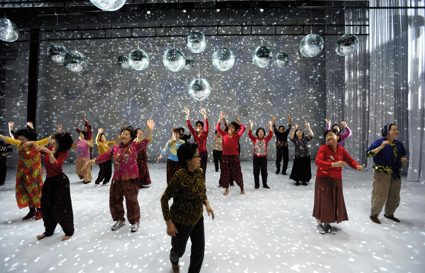 DANCING GRANDMOTHERS / EUN-ME AHN // © DROITS RÉSERVÉS.jpg