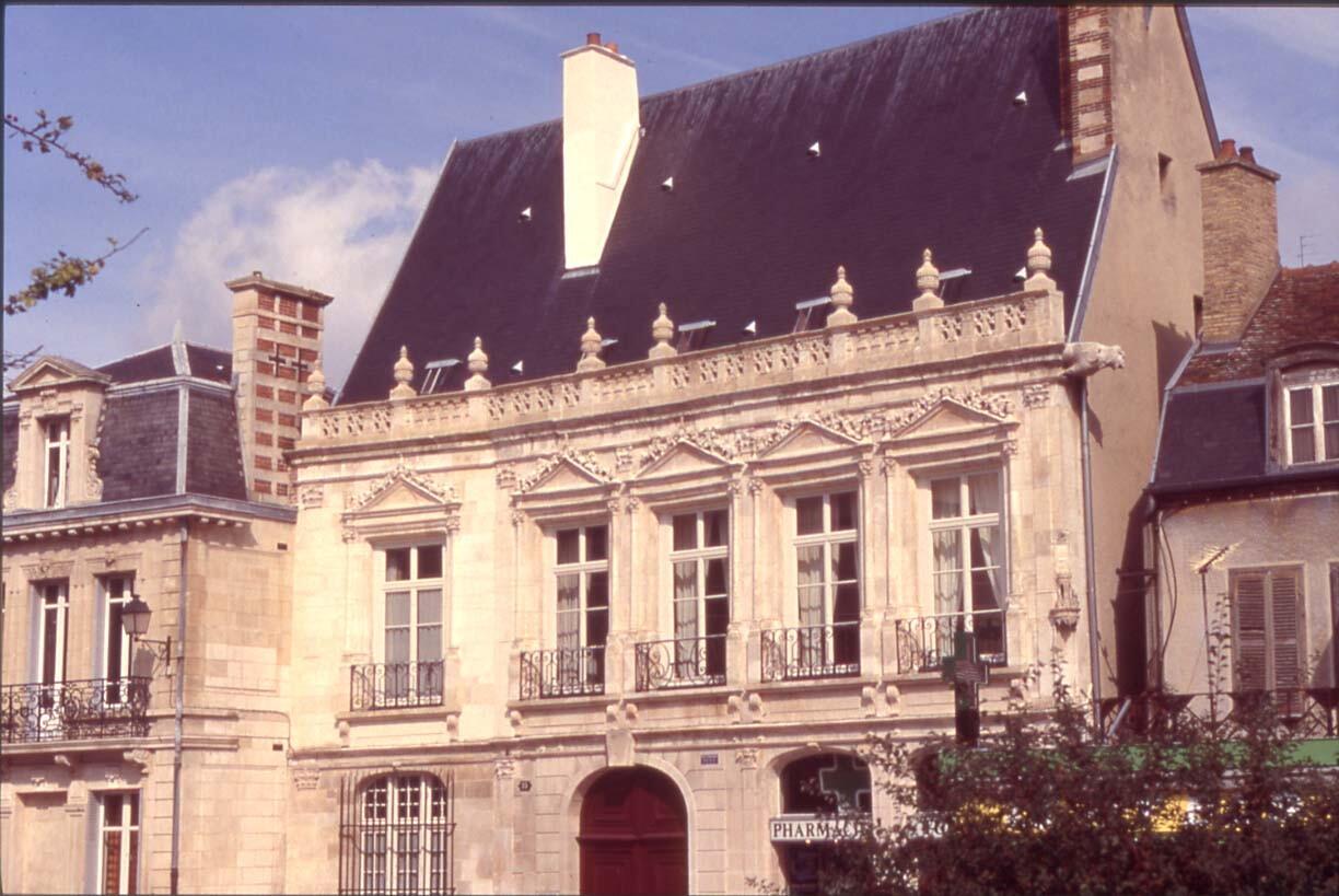 hotel de chapelaines façade gf.JPG