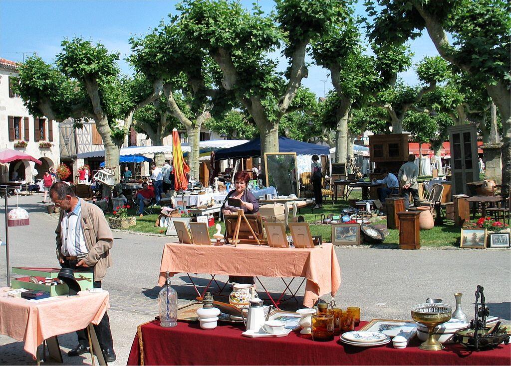 MARCHÉ A LA BROCANTE