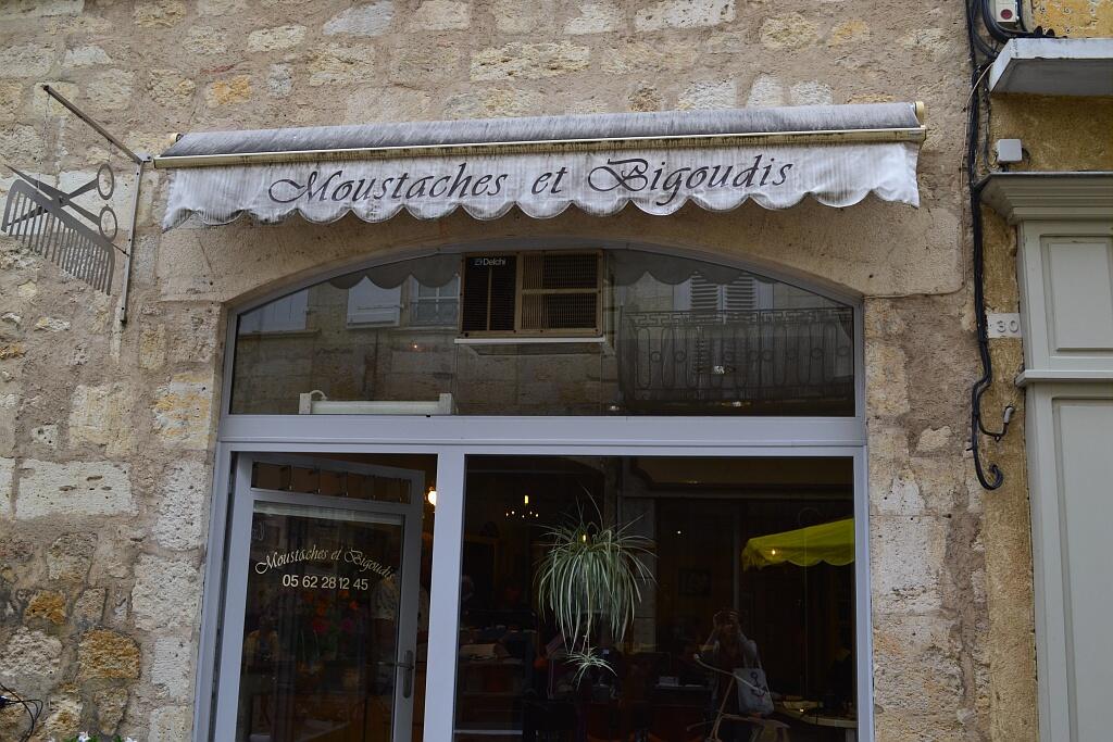 Moustaches et bigoudis