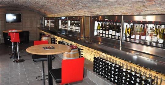 031 le-caveau-divin-est-situe-en-plein-coeur-du-village-photo-g-j (4)