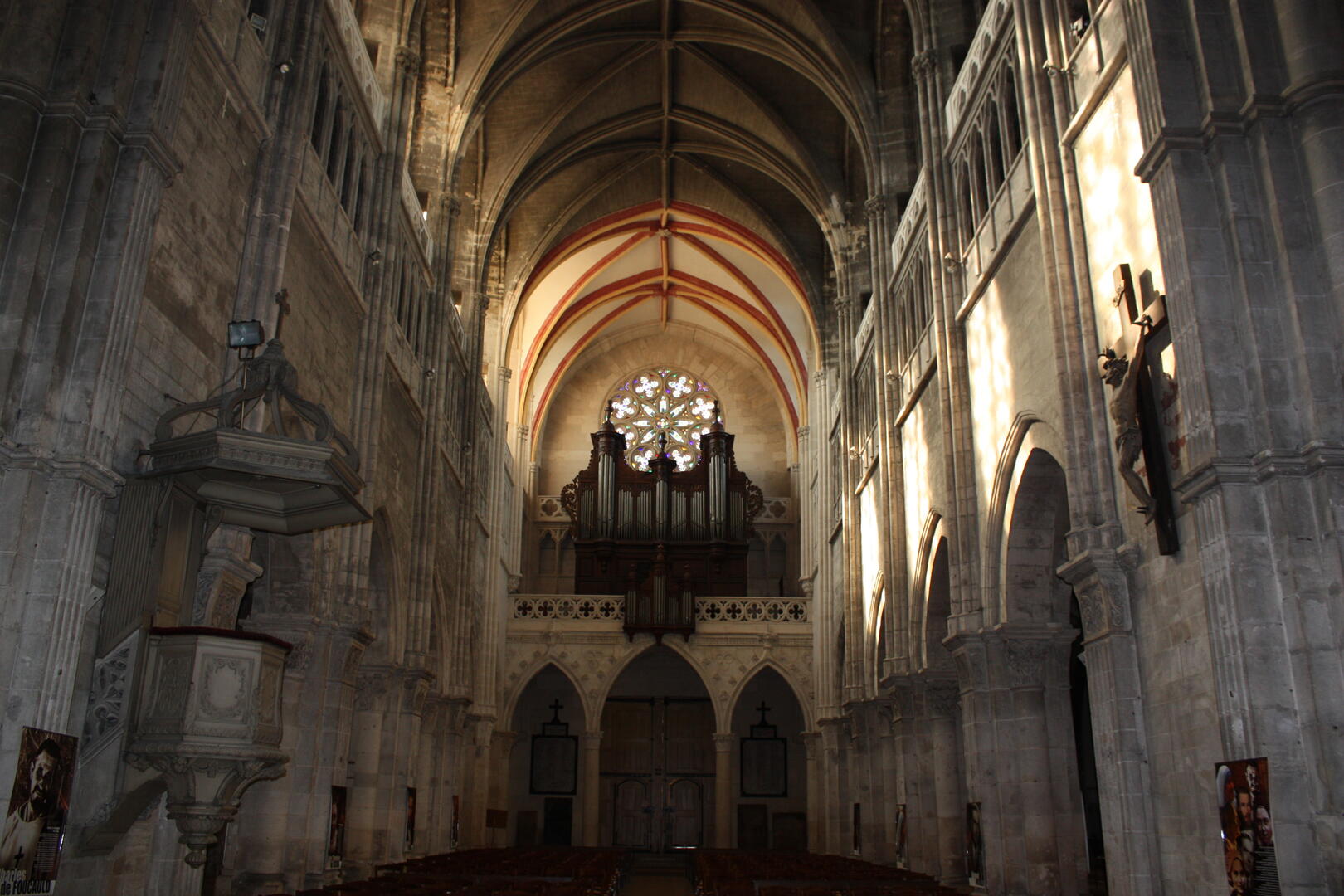 nef de la cathédrale Saint-Vincent vue du choeur