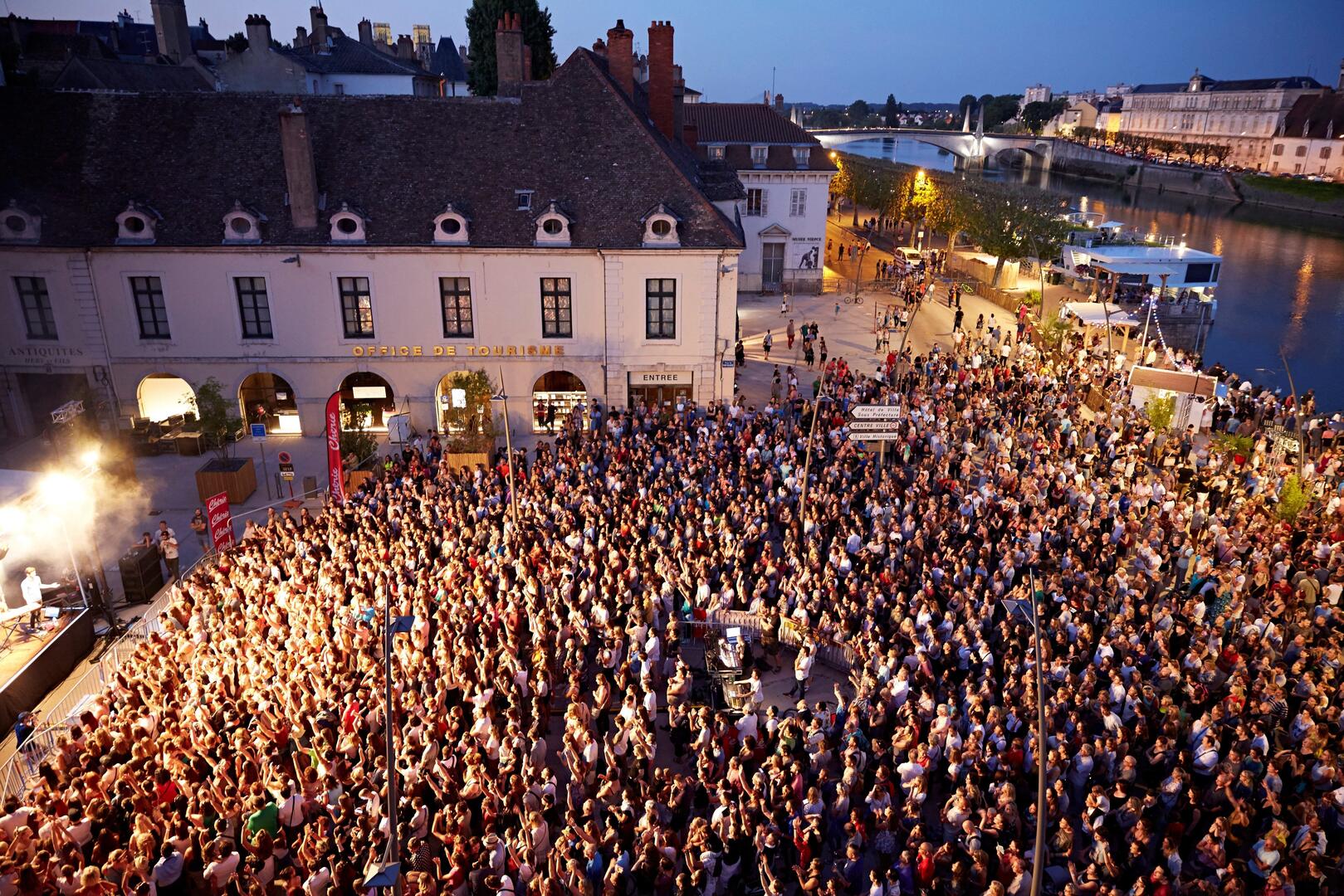 Concert Place du Port Villiers